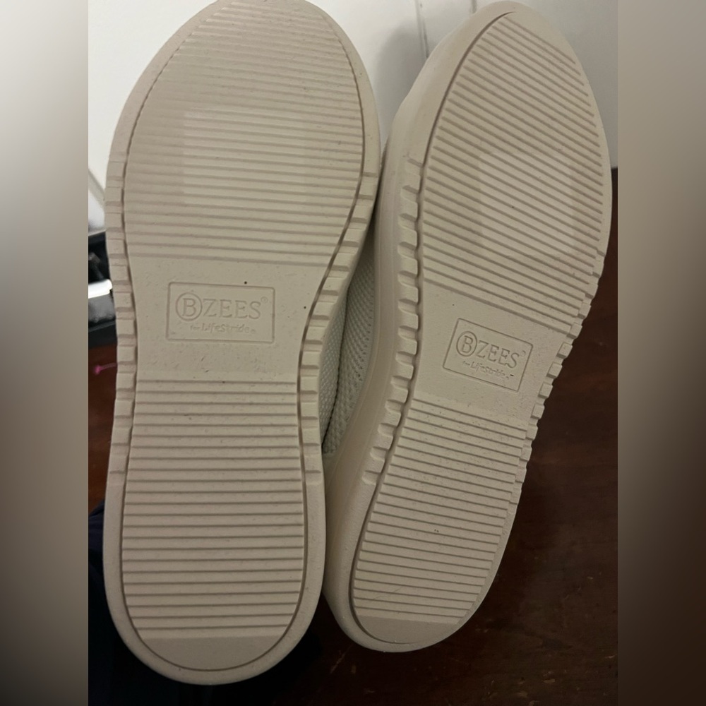 NWOT Bzees LifeStride Women's VIP size 7.5 shite with silver accents lightweight - Picture 8 of 11
